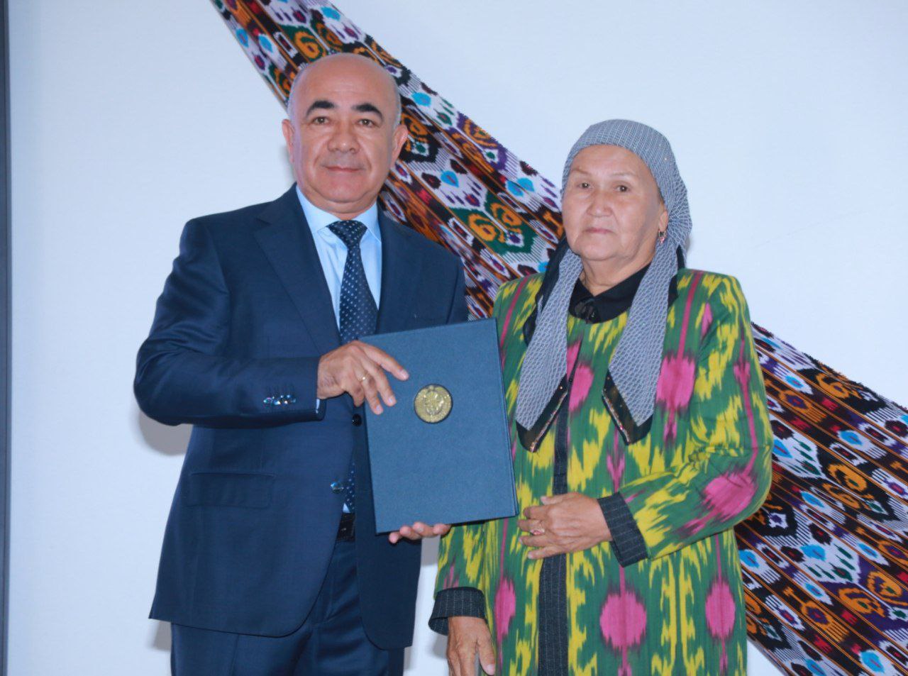 Bir etuk xonim uni eshakda berdi